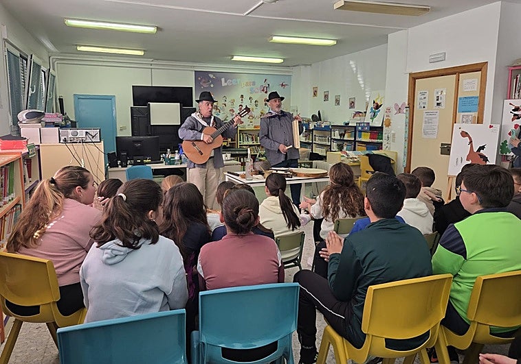 La asociación folklórica de La Antigua lleva los bailes extremeños a la escuela